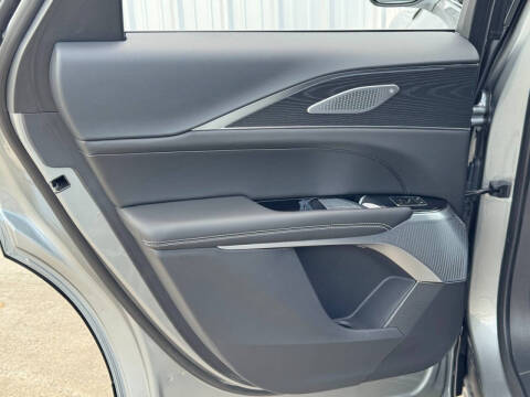 2025 Cadillac LYRIQ Luxury 2