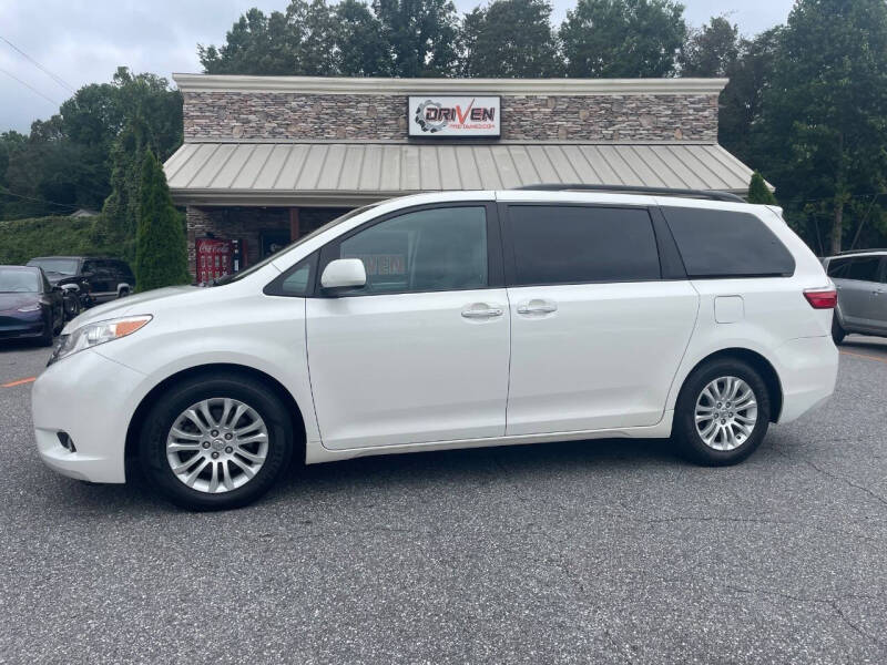 2017 Toyota Sienna XLE 7-Passenger Auto Access Seat
