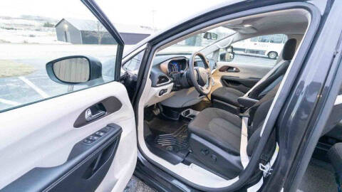 2022 Chrysler Voyager LX