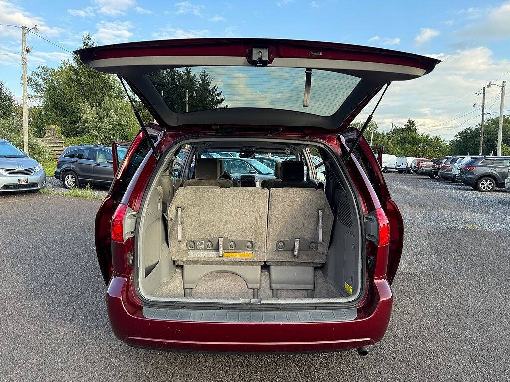 2007 Toyota Sienna for sale at We Buy & Sell Cars Inc in Orlando, FL