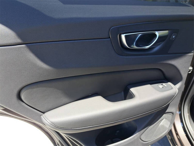 2025 Volvo XC60 B5 Plus Dark Theme