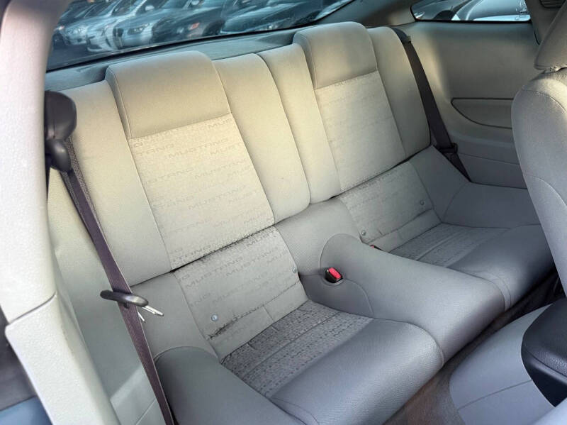 2006 Ford Mustang V6 Deluxe