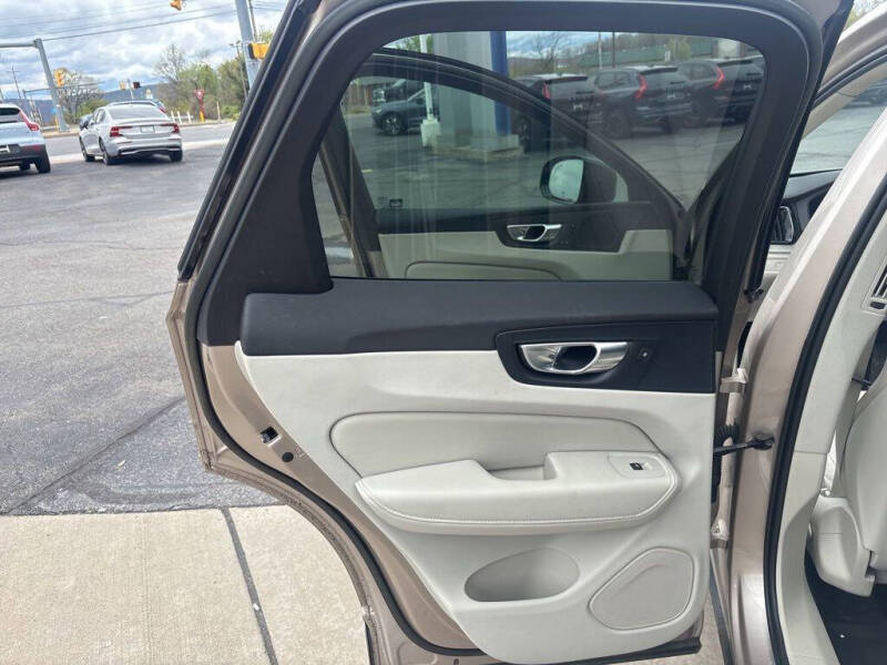 2023 Volvo XC60 B5 Plus Dark Theme