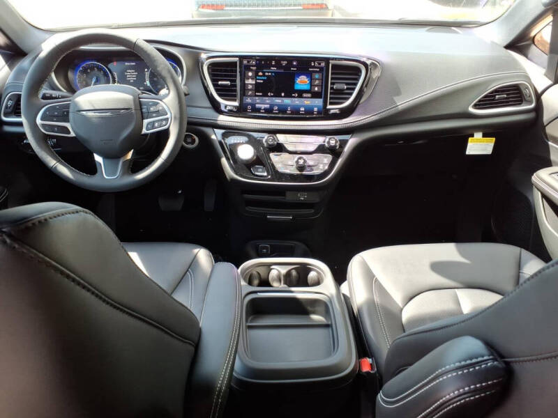 2027 Chrysler Pacifica Select
