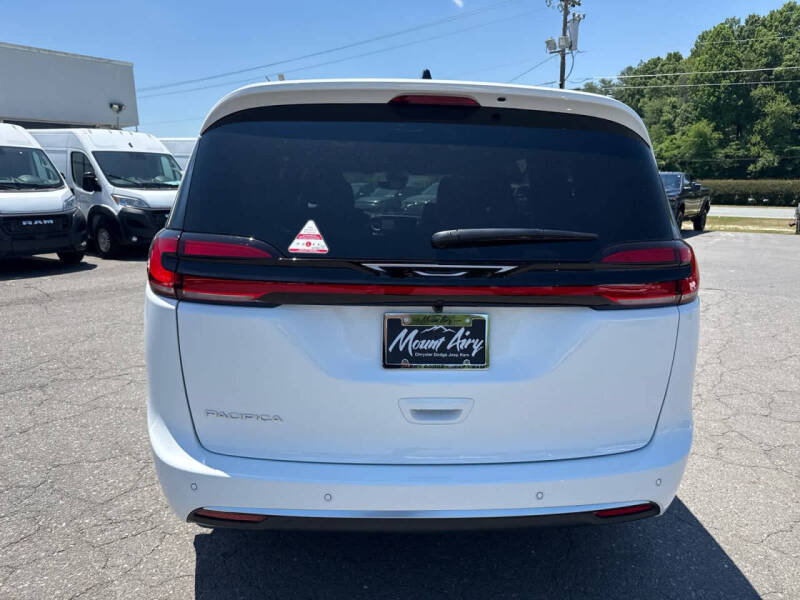 2027 Chrysler Pacifica Select