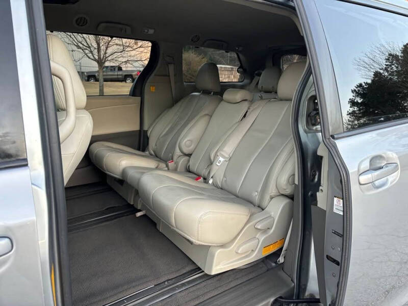 2011 Toyota Sienna LE 7-Passenger Auto Access Seat