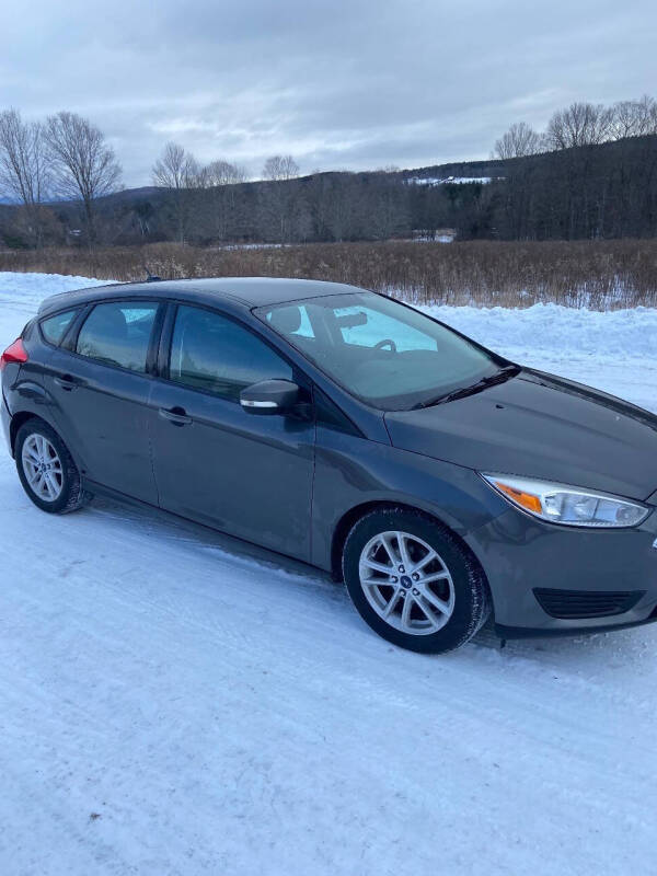 2017 Ford Focus SE's photo