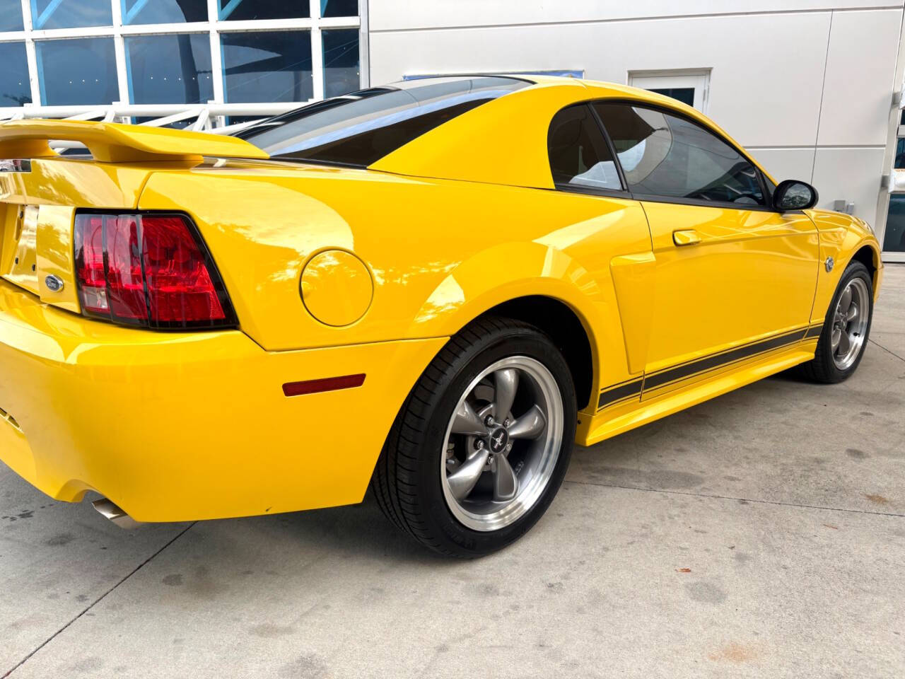 2004 Ford Mustang 16