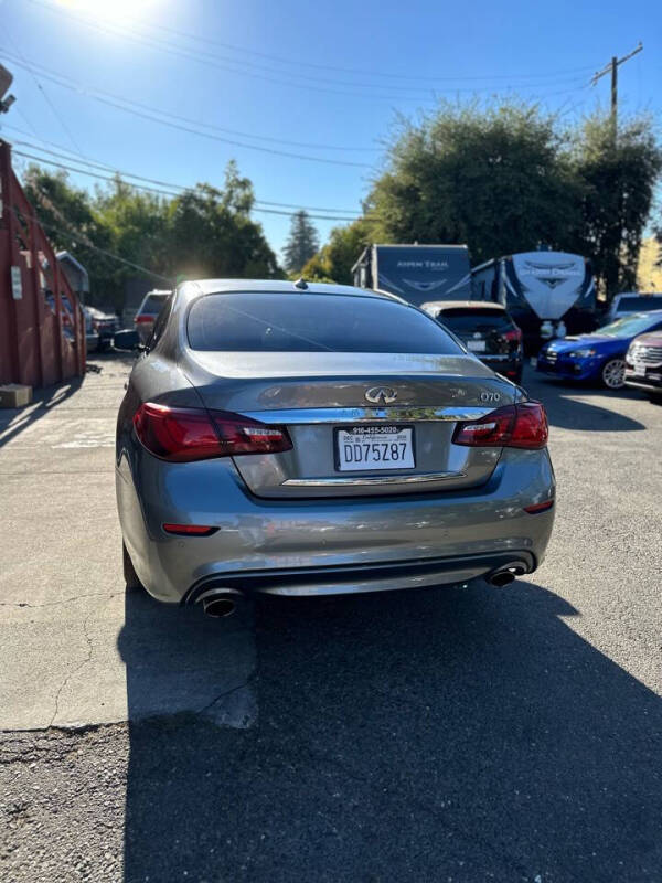 2018 INFINITI Q70 LUXE photo 6