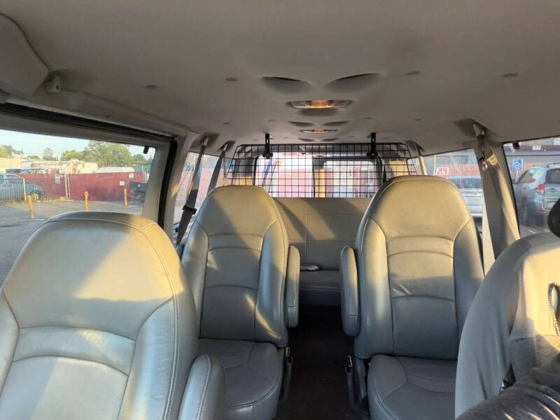 2004 Ford E-Series E-150 Chateau