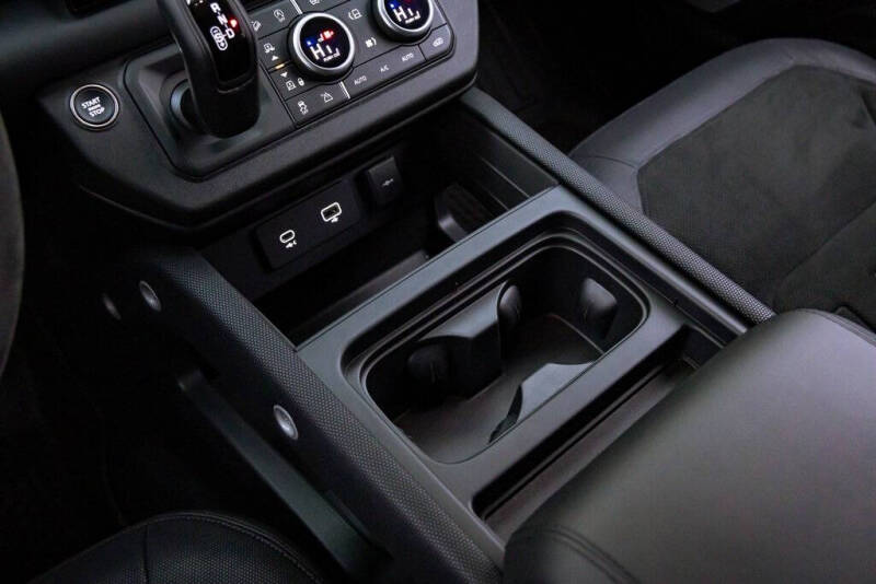 2024 Land Rover Defender 130 V8 P500