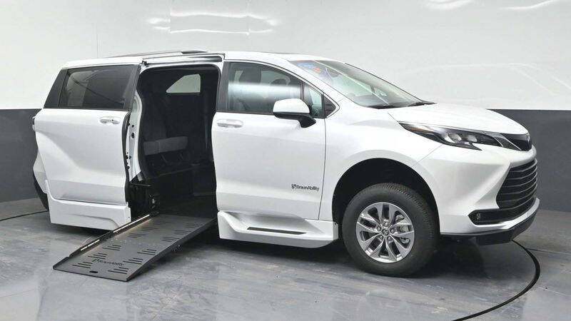 2025 Toyota Sienna XLE's photo