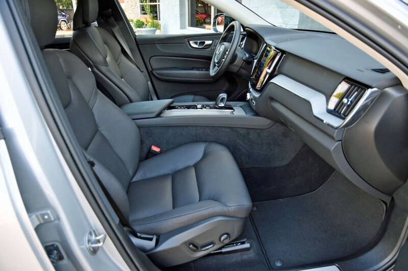 2025 Volvo XC60 B5 Plus Dark Theme