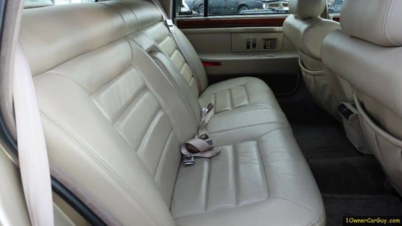 1994 Cadillac DeVille null photo 38