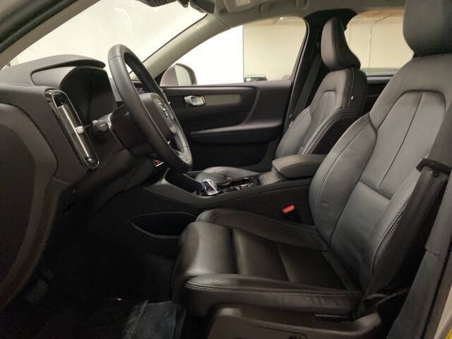 2025 Volvo XC40 B5 Plus Bright Theme