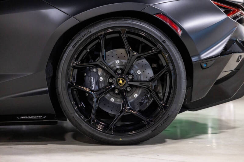 2025 Lamborghini Revuelto