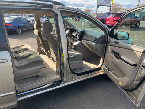 2004 Toyota Sienna LE 8 Passenger