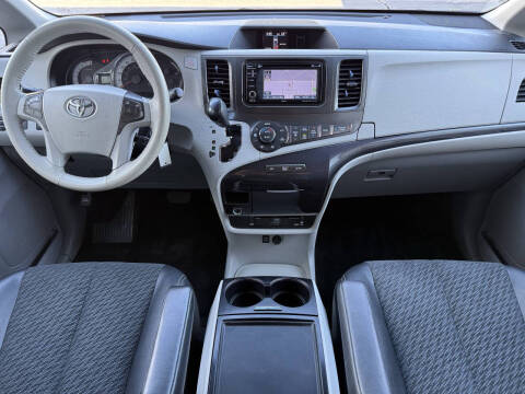 2013 Toyota Sienna SE 8-Passenger