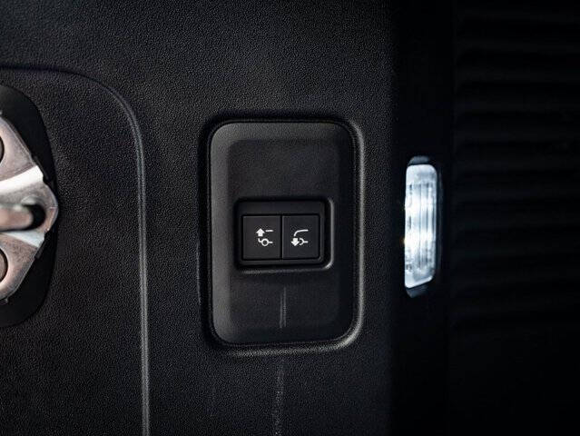 2024 Land Rover Defender 130 P400 Outbound