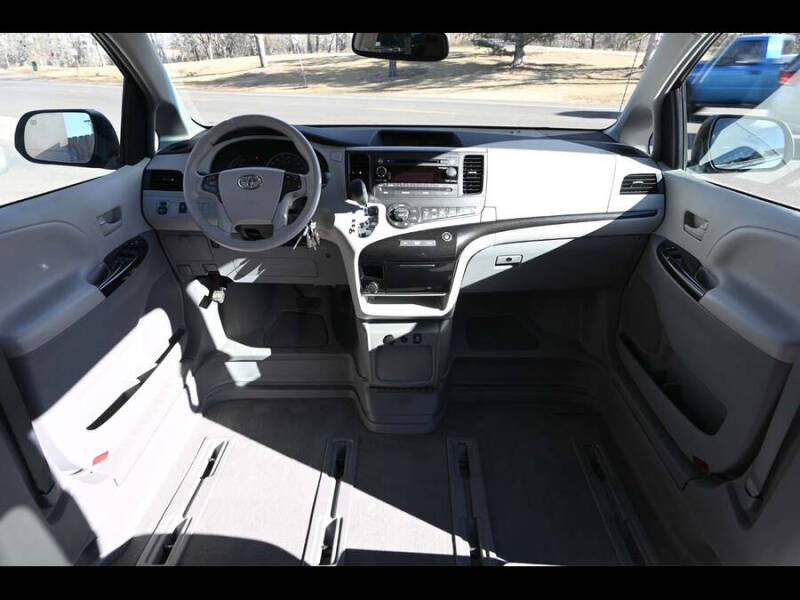 2013 Toyota Sienna LE Mobility 7-Passenger