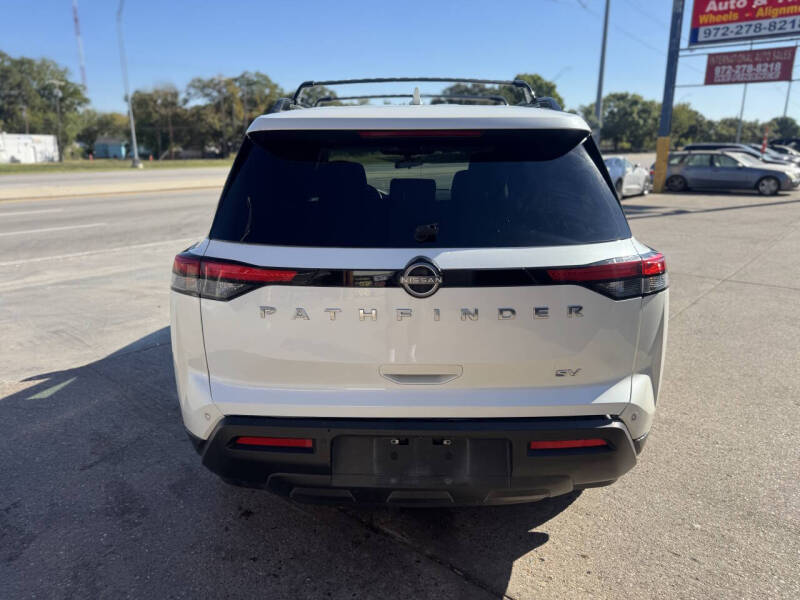 2022 Nissan Pathfinder SV