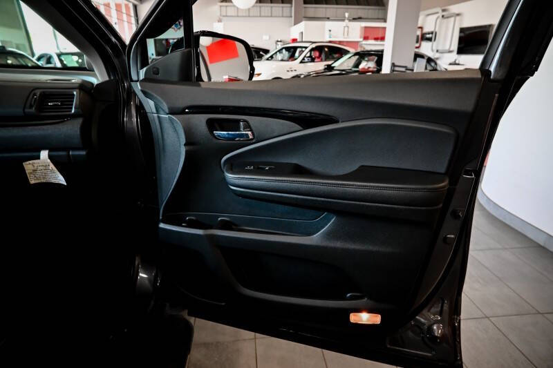 2022 Honda Pilot Touring w/Rear Captain's Chairs