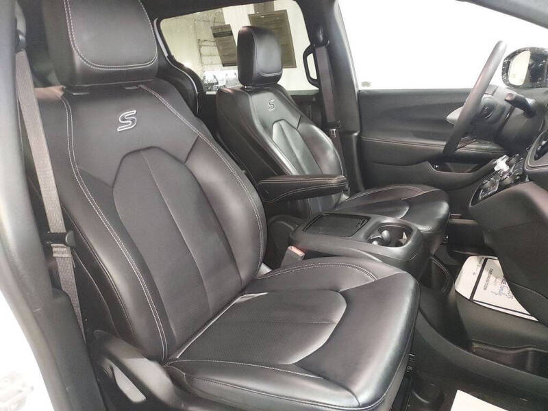 2024 Chrysler Pacifica Plug-In Hybrid Select