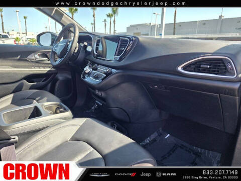 2025 Chrysler Pacifica Select