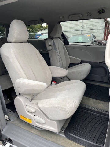 2014 Toyota Sienna LE 8-Passenger