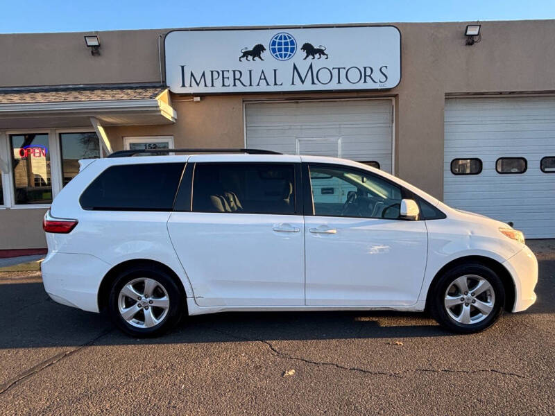 2016 Toyota Sienna LE's photo