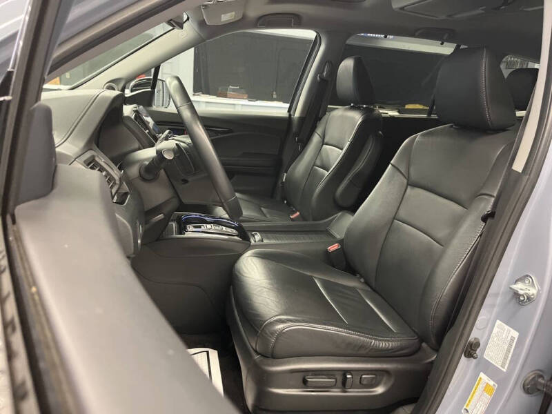 2022 Honda Pilot Touring w/Rear Captain's Chairs