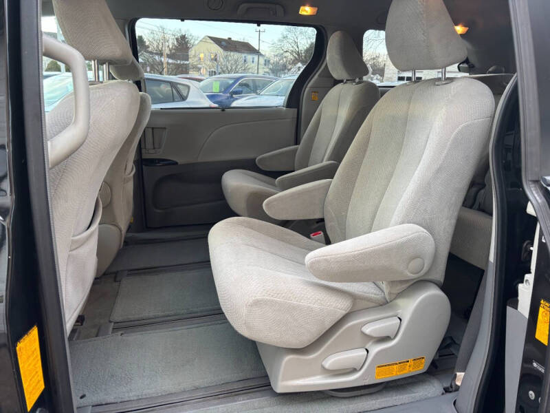 2013 Toyota Sienna LE 7-Passenger