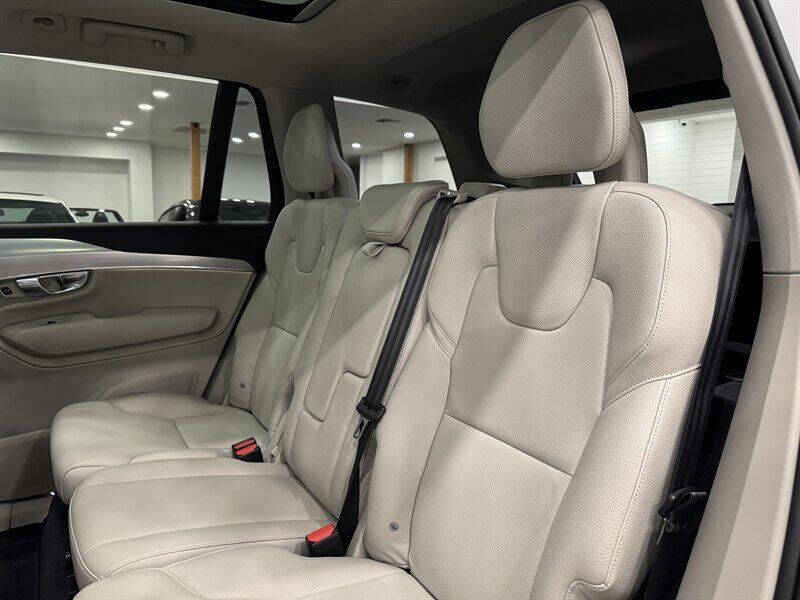 2016 Volvo XC90 T8 eAWD Momentum