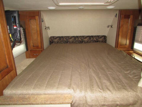 2013 Lance 1050S