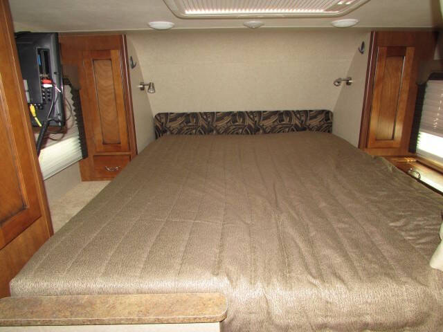 2013 Lance 1050S