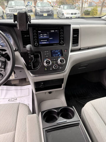 2018 Toyota Sienna LE 7-Passenger