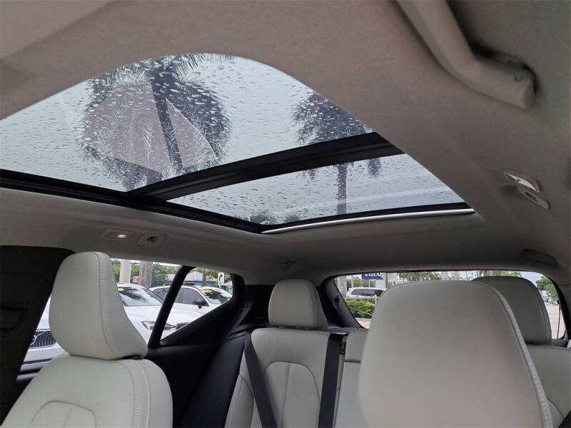 2024 Volvo XC40 B5 Plus Bright Theme