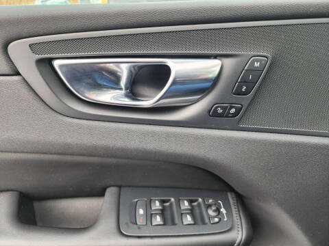 2025 Volvo XC60 B5 Core Dark Theme