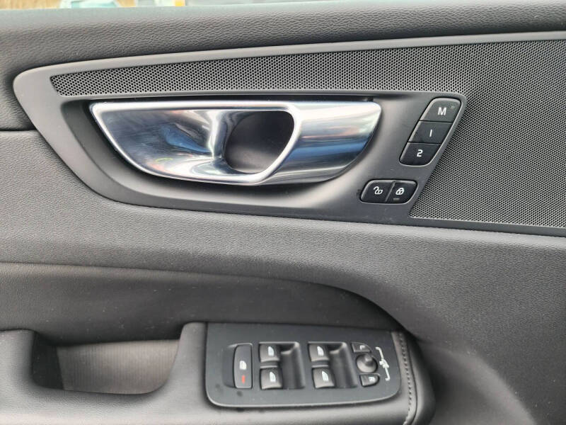 2025 Volvo XC60 B5 Core Dark Theme