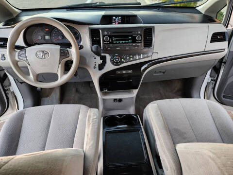 2013 Toyota Sienna LE 8-Passenger