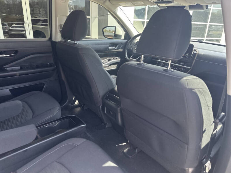 2022 Nissan Pathfinder SV