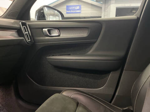 2022 Volvo XC40 T5 R-Design