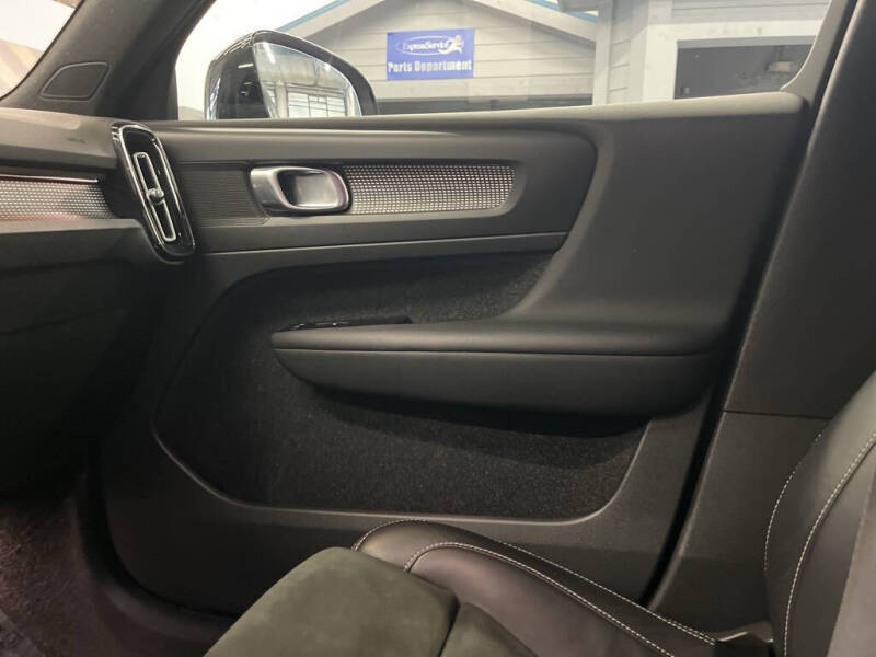 2022 Volvo XC40 T5 R-Design