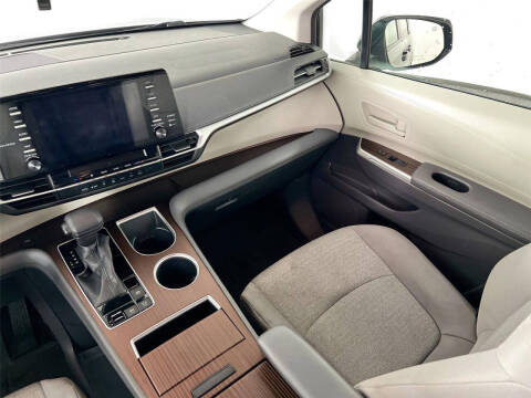 2022 Toyota Sienna LE 8-Passenger