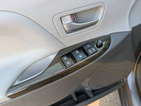 2017 Toyota Sienna XLE 8-Passenger