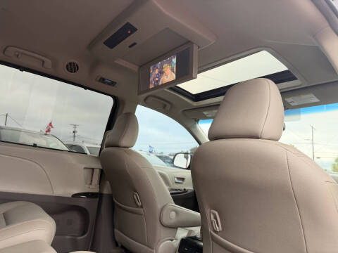 2017 Toyota Sienna XLE Premium 8-Passenger