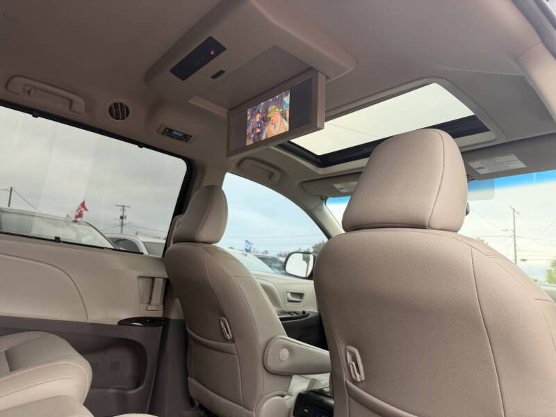 2017 Toyota Sienna XLE Premium 8-Passenger
