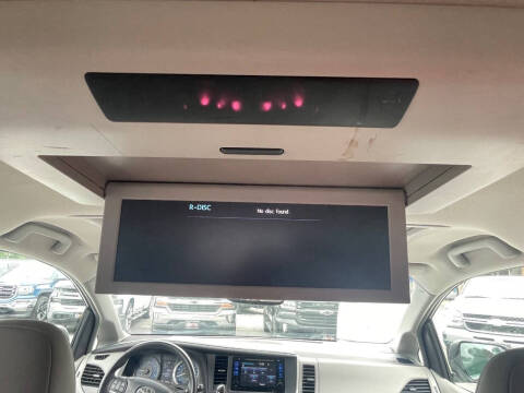 2017 Toyota Sienna XLE 7-Passenger Auto Access Seat