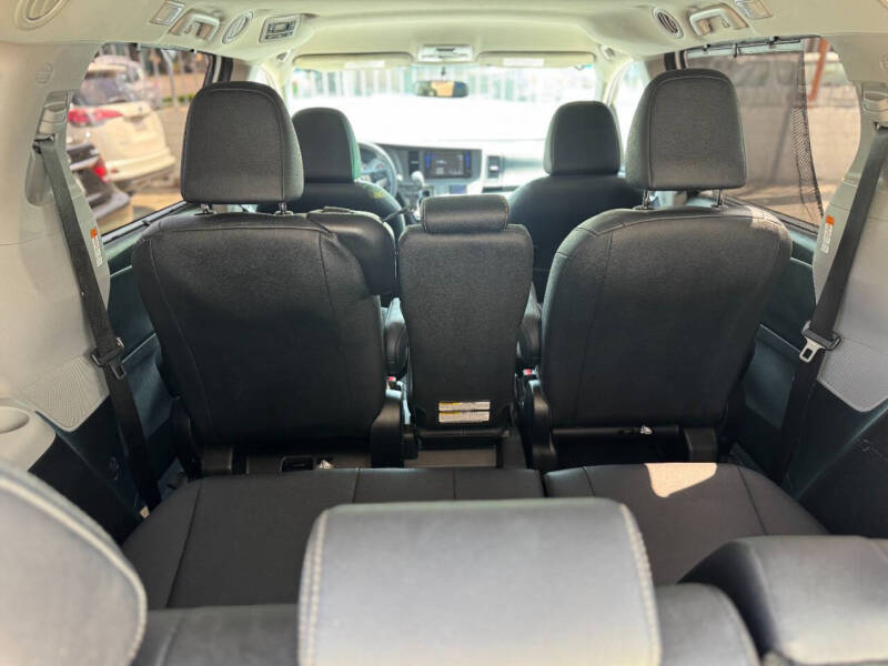 2017 Toyota Sienna SE 8-Passenger