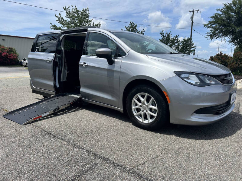 2020 Chrysler Voyager's photo